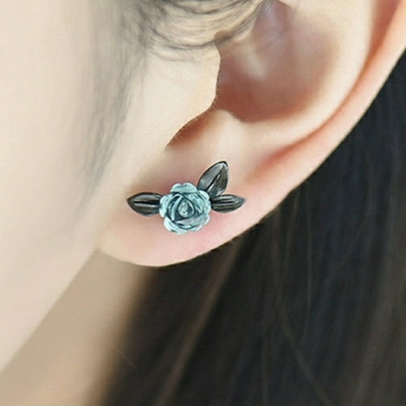 Black Rose Thorny Vine Asymmetrical Earrings ring - Picture 3 of 5